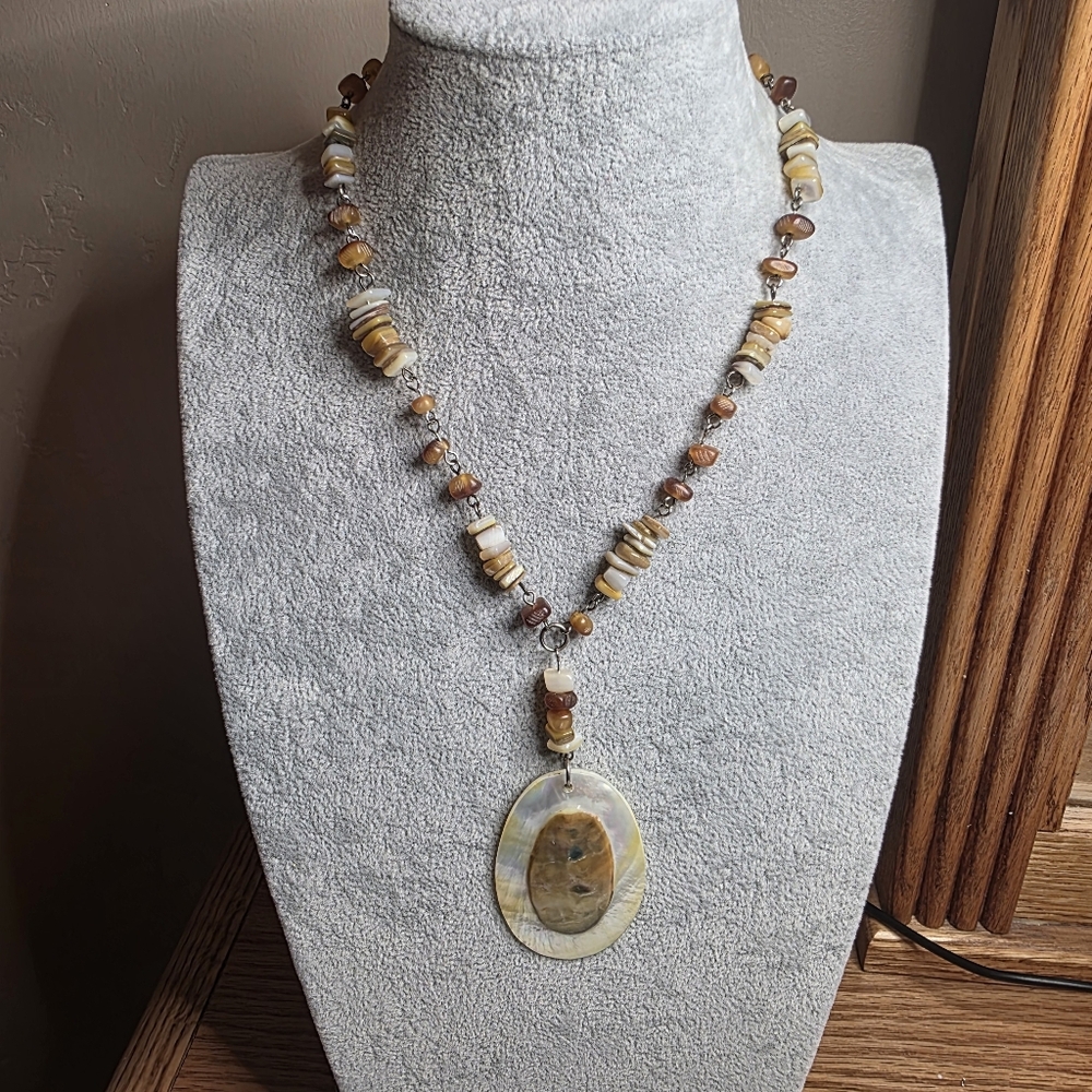 Faux Carnelian and Shell Chip Pendant Necklace
